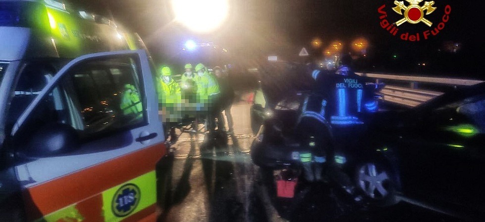 Grave frontale fra due auto: 5 feriti e una persona estratta dalle lamiere con le pinze idrauliche